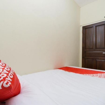Hotel Oyo 1542 Yessy Mansion à Ngabean Extérieur photo
