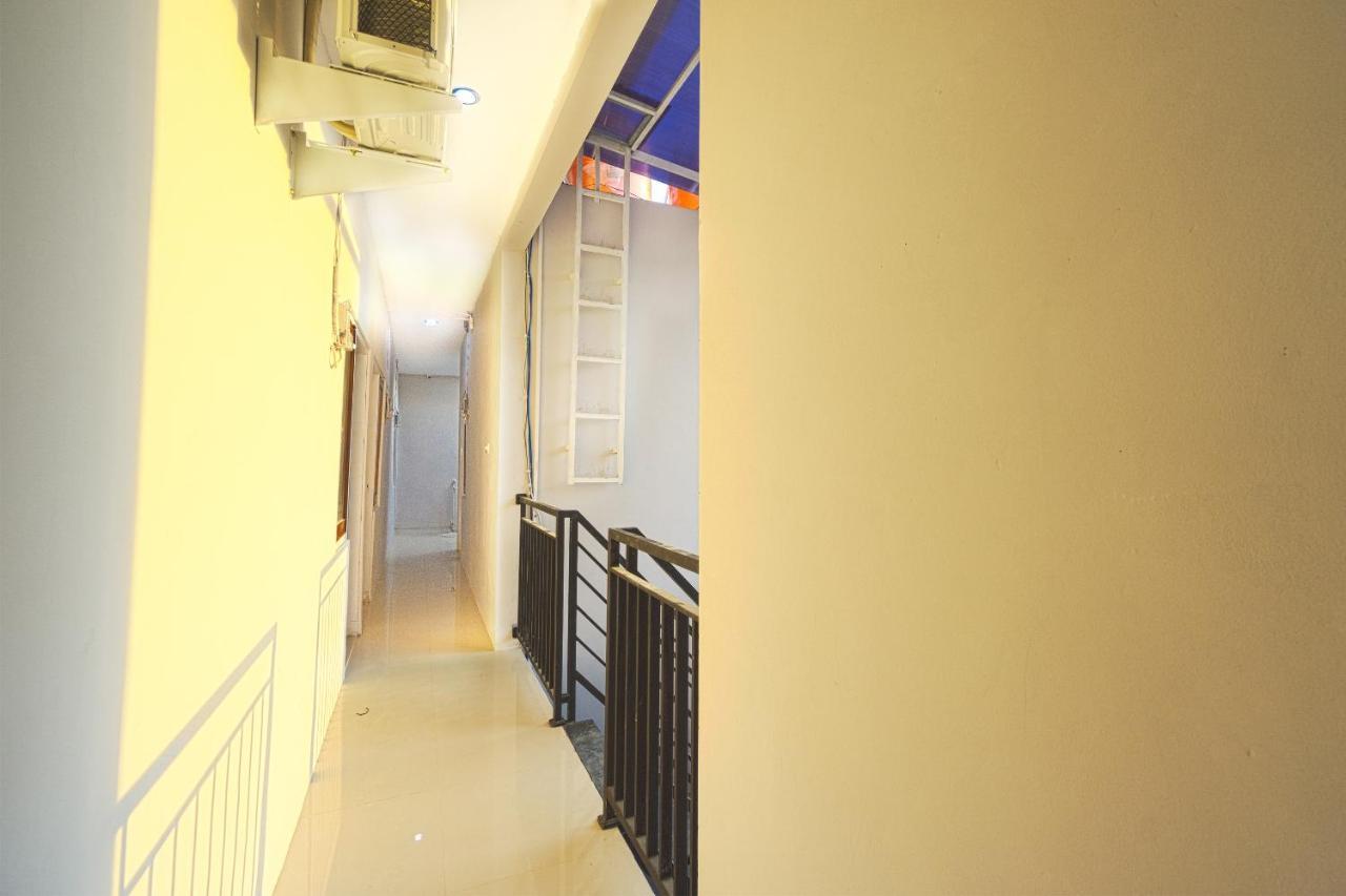 Hotel Oyo 1542 Yessy Mansion à Ngabean Extérieur photo